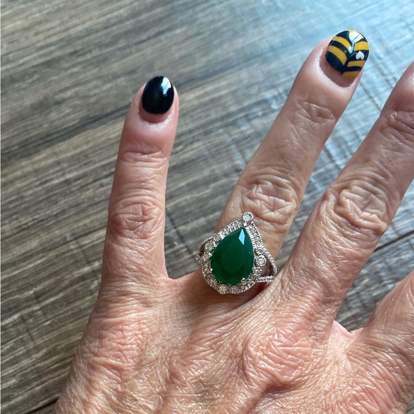 Pear Cut 4.88 ct Emerald Dinner Ring in Sterling Silver size 7.25 - Picture 15 of 16